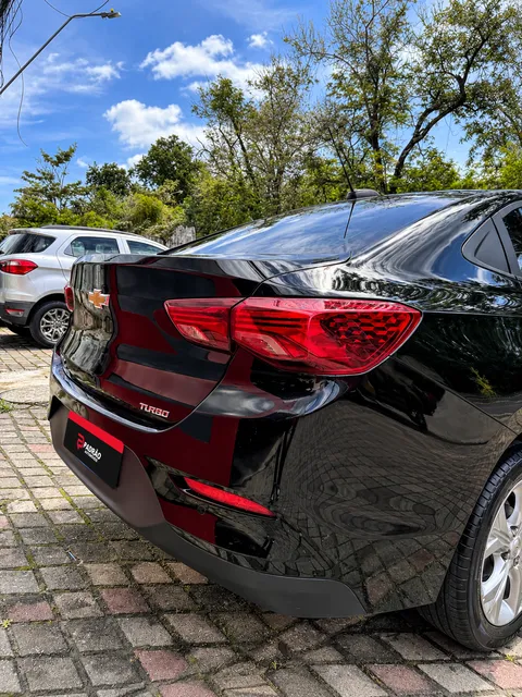 Chevrolet Onix preto, visto de trás