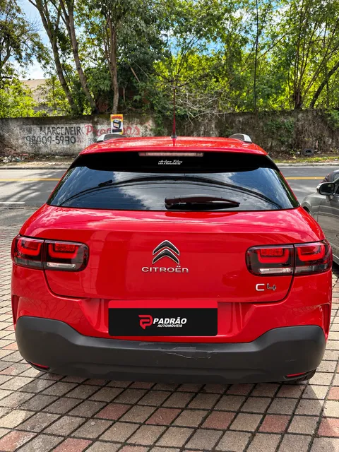 Citroën C4 Cactus vermelho, visto de trás