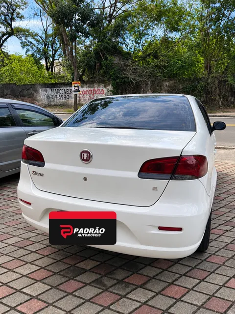 Fiat Siena branco, visto de trás