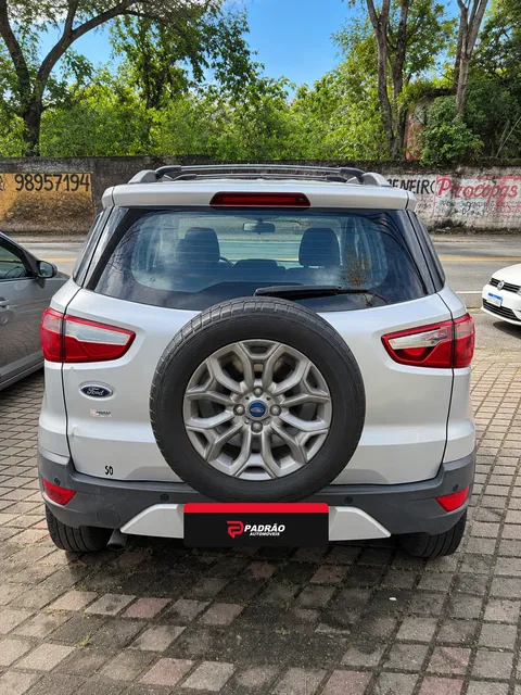 Ford EcoSport prata, visto de trás, com o estepe na tampa