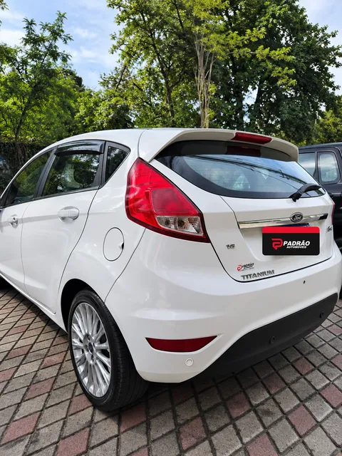 Ford Fiesta Titanium branco, visto de trás