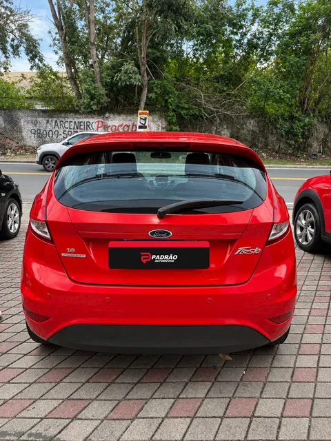 Ford Fiesta vermelho, visto de trás