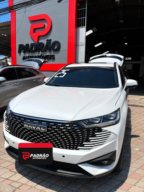 GWM Haval H6 HEV branco, de frente, na fachada da Padrão Automóveis