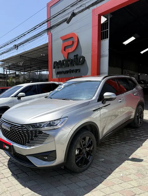 GWM Haval H6 HEV prata, de frente, na fachada da Padrão Automóveis