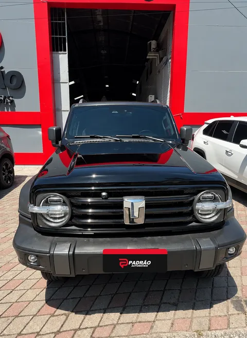 GWM Tank 300 preto, de frente, na fachada vermelha da Padrão Automóveis