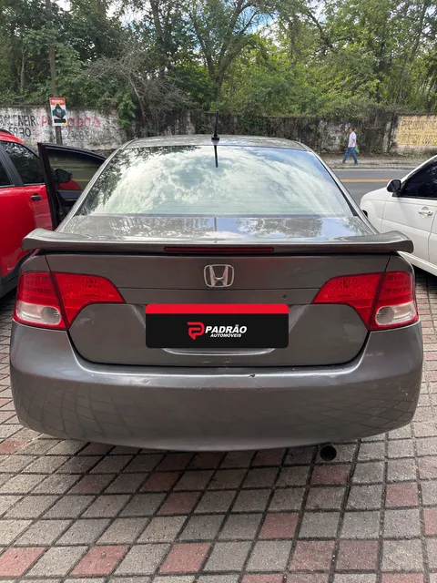 Honda Civic cinza, visto de trás