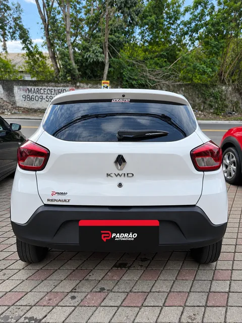 Renault Kwid branco, visto de trás
