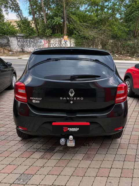 Renault Sandero preto, visto de trás