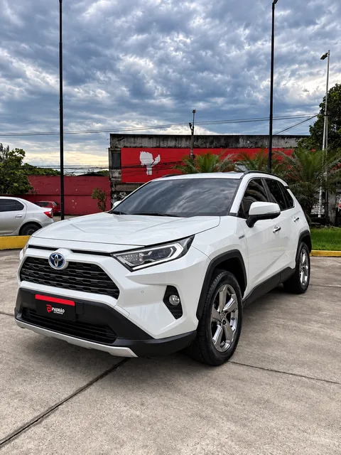 Toyota RAV4 Hybrid branco, de frente