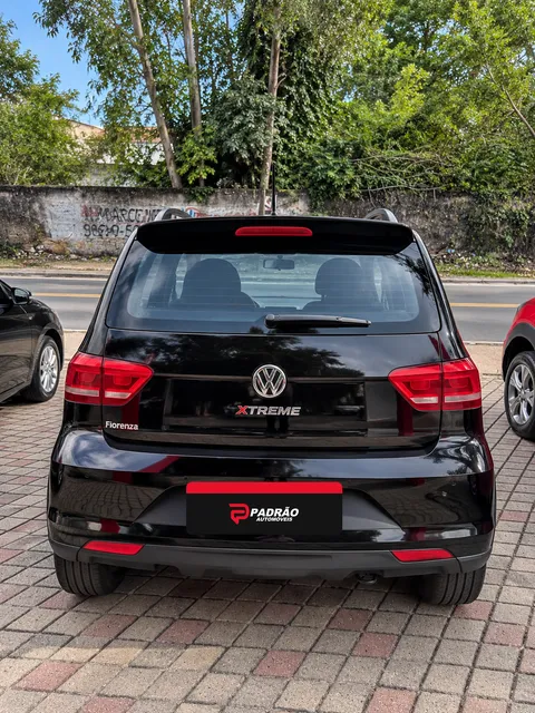 Volkswagen Fox Xtreme preto, visto de trás